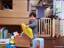 সন্তানকে ভোলাতে মা তৈরি করলেন নিজের কাট আউট, দেখুন ভিডিয়ো 