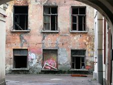 কয়েকদিন ধরেই কি বাড়িতে অদ্ভুত কিছু লক্ষ্য করছেন? এই লক্ষণগুলি বলে দেবে বাড়িতে ভূত আছে কিনা