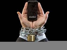 অতিরিক্ত ফোন ব্যবহার করেন? সাবধান! আক্রান্ত হতে পারেন 'স্মার্টফোন পিঙ্কি সিনড্রোমে'