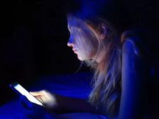 মোবাইলের নীল আলো ত্বকের মারাত্মক ক্ষতি করে, জানুন এর থেকে ত্বককে রক্ষা করার পদ্ধতি 