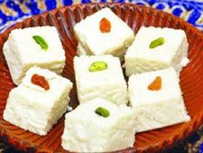 রান্নাঘরে থাকা অল্প কিছু সরঞ্জামেই বানিয়ে ফেলুন পনির সন্দেশ