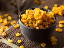 অতিরিক্ত কিশমিশ খান? এই সব স্বাস্থ্য সমস্যা হতে পারে