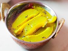 কাঁচা আম দিয়ে তৈরি এই রেসিপি একবার খেলে ভুলতে পারবেন না!