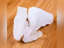 সাংসারিক অশান্তি? আর্থিক সমস্যায় জেরবার? এক টুকরো ফটকিরি পালটে দিতে পারে আপনার ভাগ্য!