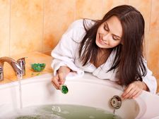 অভাব-অনটন কিছুতেই পিছু ছাড়ছে না? এই সব সামগ্রী জলে দিয়ে স্নান করুন, সৌভাগ্য ফিরবেই!