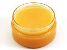 নরম গোলাপী ঠোঁট পেতে ব্যবহার করুন হলুদের লিপ বাম ও লিপ স্ক্রাব! জেনে নিন তৈরির পদ্ধতি