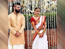 লাল পাড় সাদা শাড়িতে কনের সাজে মৌনী রায়, দক্ষিণী রীতিতে গাঁটছড়া বাঁধলেন অভিনেত্রী