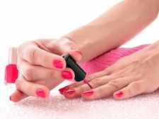 নেল পলিশ লাগানোর সময় এই ভুলগুলো করেন না তো? নখের ক্ষতি হতে পারে