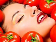 টমেটোর ফেস মাস্ক ব্যবহারেই ত্বক হবে উজ্জ্বল, মসৃণ! জেনে নিন কী করবেন