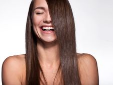 সুন্দর স্ট্রেট চুল চান? কম খরচে বাড়িতেই চুল হবে সোজা, দেখে নিন কী করবেন
