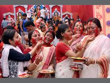 Subho Bijoya Dashami Wishes: প্রিয়জনদের জানান বিজয়ার শুভেচ্ছা, রইল একাধিক মেসেজ