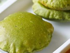 Palak Kochuri Recipe : কড়াশুঁটির কচুরি তো অনেক খেলেন, এবার ট্রাই করুন পালং কচুরি