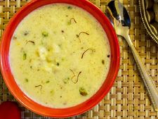 শেষ পাতে মিষ্টি খেতে ভালবাসেন, চটজলদি বানিয়ে নিন ওটস ফিরনি
