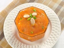 Moong Dal Halwa Recipe: সুজির হালুয়া তো প্রায়ই খান, এবার চেখে দেখুন মুগ ডালের হালুয়া
