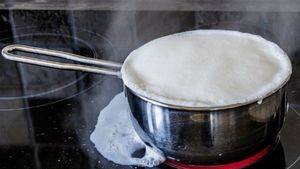 Kitchen Hacks: দুধ জ্বাল দিতে বসালেই উপচে পড়ে? কী করলে আর এমন হবে না
