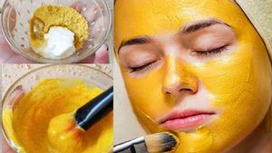 Turmeric Face Packs: ফেসিয়াল ছাড়াই চকচক করবে ত্বক! হলুদের সঙ্গে এই উপাদান মিশিয়ে মুখে লাগান