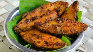 Cooking Tips: মাছ ভাজতে গিয়ে কড়াইয়ে লেগে যায়? এই টিপসগুলি মানলে আর এমন হবে না!