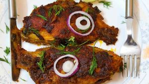 পমফ্রেটের ঝোল-ঝালের বদলে অন্য কিছু খেতে চান? বানিয়ে ফেলুন আচারি পমফ্রেট