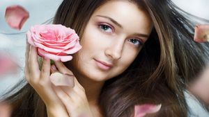 Rose Petals Face Packs: মুখে থাকবে না দাগছোপ, উপচে পড়বে জেল্লা! ত্বকের যত্নে ব্যবহার করুন গোলাপের পাপড়ি