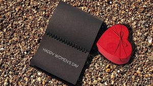 Women's Day 2023: নারী দিবসে আপনার মা ও স্ত্রীকে এই সুন্দর উপহারগুলি দিতে পারেন