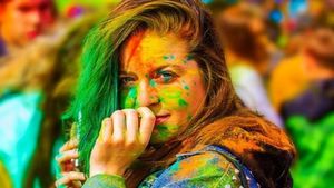 Holi 2023: চুল থেকে দোলের রং উঠবে সহজেই! মেনে চলুন এই টিপসগুলি