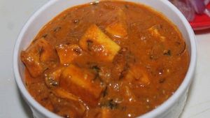 Paneer Kaliya Recipe: নিরামিষের দিনেও চেটেপুটে সাফ হবে পাত! বানিয়ে ফেলুন পনির কালিয়া