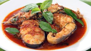 Gondhoraj Katla Recipe: কাতলার কালিয়া তো প্রায়ই খান, এবার ট্রাই করুন গন্ধরাজ কাতলা!