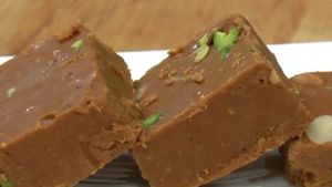 পেস্তা এবং চকোলেটের মেলবন্ধনে বানিয়ে ফেলুন পেস্তা চকো বরফি! রইল প্রণালী