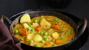 Navratan Korma Recipe: আমিষ রান্নাকেও হার মানাবে নিরামিষ নবরত্ন কোর্মা! কী ভাবে তৈরি করবেন?