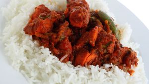 Chicken Kala Bhuna: একঘেয়ে মাংসের ঝোল খেয়ে বিরক্ত? বানিয়ে ফেলুন চিকেন কালা ভুনা