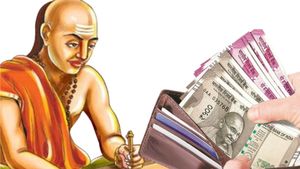 Chanakya Niti for Money: চাণক্যের এই ৬ নীতি মেনে চললেই বছরভর ভরা থাকবে সিন্দুক!