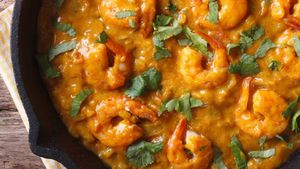 অল্প মশলা দিয়েই বানিয়ে ফেলুন সুস্বাদু লাউ চিংড়ি! রইল রেসিপি