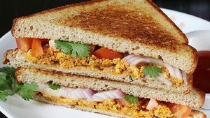 Egg Bhurji Sandwich: সন্তানকে কী টিফিন দেবেন ভাবছেন? বানিয়ে ফেলুন এগ ভুর্জি স্যান্ডউইচ