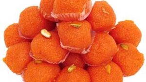 তরমুজ তো খাচ্ছেন, এবার চেখে দেখুন তরমুজের লাড্ডু! রইল সহজ রেসিপি