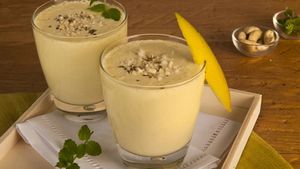 অস্বস্তিকর গরমে প্রাণ জুড়াবে এক গ্লাস ঠান্ডা লস্যি! রইল লস্যি বানানোর দুই প্রণালী