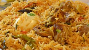 ছুটির দিনে কব্জি ডুবিয়ে খান চিকেন তেহারি, দেখে নিন কী ভাবে রাঁধবেন