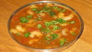 ডালের সঙ্গে চিংড়ি মাছ রেঁধেছেন কখনও? এবার ট্রাই করুন মসুর ডাল চিংড়ির দম!