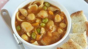 বিকেলের খিদে মেটান মুখরোচক ম্যাকারনি পাস্তা স্যুপ দিয়ে! রইল রেসিপি