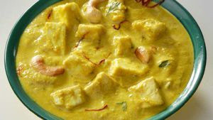 Shahi Paneer Recipe: নিরামিষের দিনে পনির এই ভাবে রান্না করুন, সবাই চেটেপুটে খাবে!