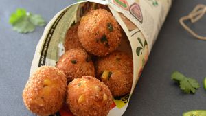 জলখাবারে চটজলদি বানিয়ে ফেলুন গার্লিক চিকেন চিজ বল