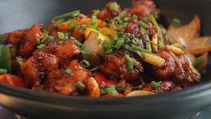 একঘেয়ে ডিমের ঝোলে অরুচি? এবার ট্রাই করে দেখুন লোভনীয় 'চিলি এগ'