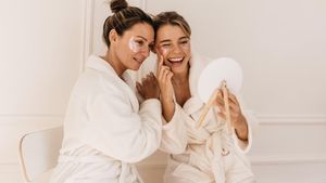 বয়স ৪০ পেরিয়েছে? ত্বক টানটান রাখতে কী করবেন? রইল টিপস