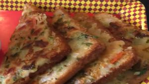 বাচ্চার টিফিনে কী দেবেন, ভেবেই অস্থির? বানিয়ে ফেলুন সুজি ব্রেড টোস্ট