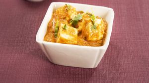 পনিরের একঘেয়ে তরকারি ভাল লাগছে না? চেখে দেখুন জিভে জল আনা রেশমী পনির!