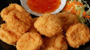 ফ্রিজে চিংড়ি মাছ আছে? বিকেলে বানিয়ে ফেলুন মুচমুচে গোল্ডেন ফ্রায়েড প্রন