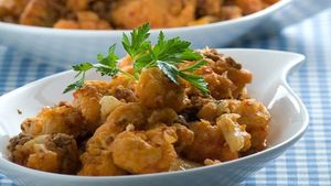 গরম চায়ের সঙ্গে পরিবেশন করুন মুচমুচে আলুর পকোড়া, রইল সহজ রেসিপি