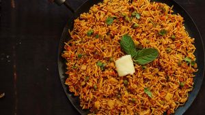 পোলাও খেতে মন চাইছে? ঝটপট বানিয়ে ফেলুন তাওয়া পোলাও