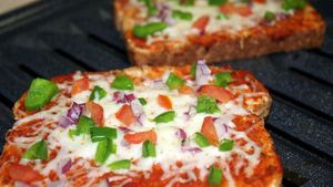 পিৎজা খেতে আর রেস্টুরেন্টে নয়, নামমাত্র উপকরণে বাড়িতেই বানিয়ে ফেলুন!