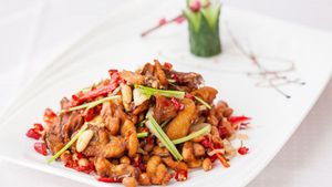 নিত্যনতুন খাবারের স্বাদ পেতে চান? বাড়িতেই বানিয়ে ফেলুন অসাধারণ স্বাদের চিজি চিকেন টিক্কা!