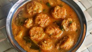 চিংড়ির অনেক পদই তো খেলেন, এবার হয়ে যাক 'চিংড়ির ঝাল ফিরোজি'!